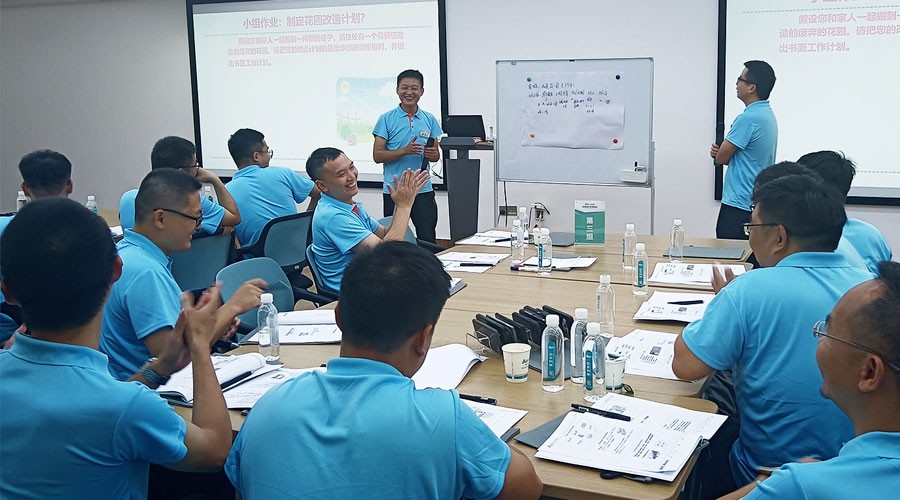 拉斯维加斯游戏学员们在课上进行小组作业课堂展示